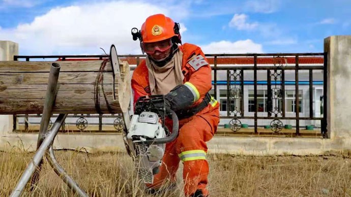 我公司技術(shù)人員在蘭州市消防特勤大隊為消防官兵現(xiàn)場顯示、培訓(xùn)我公司所供設(shè)備